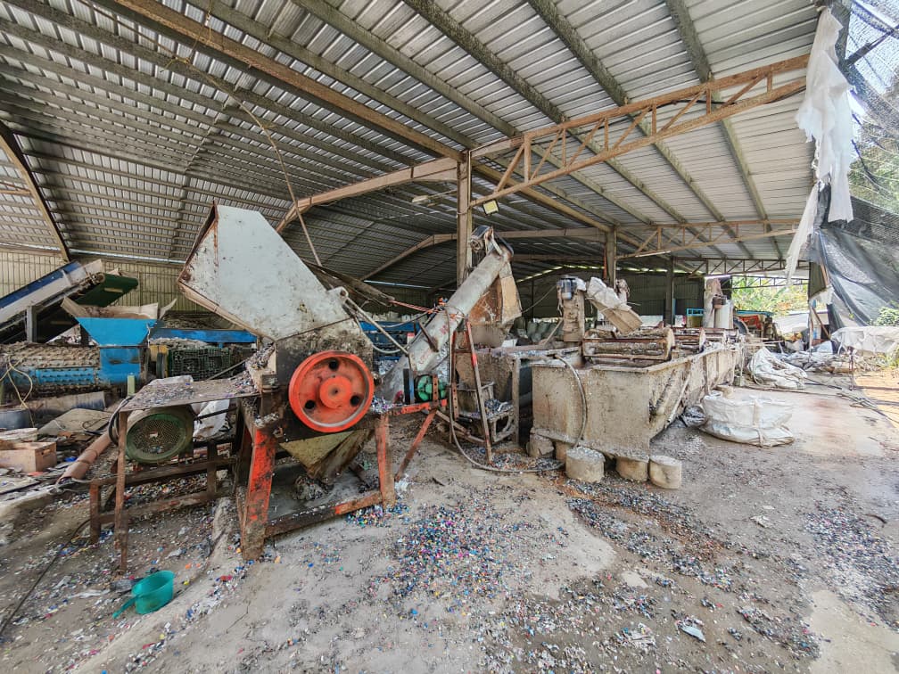 Kilang proses plastik haram diserbu, rampasan RM8.5 juta