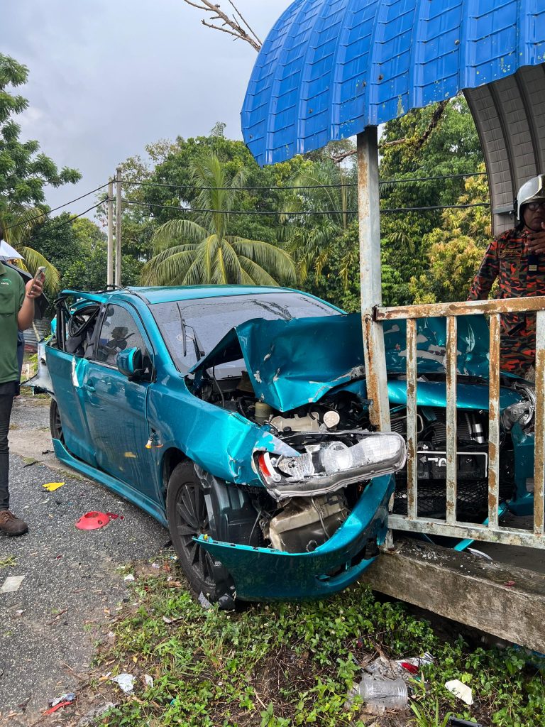 Sebuah SUV terbakar dalam nahas lima kenderaan