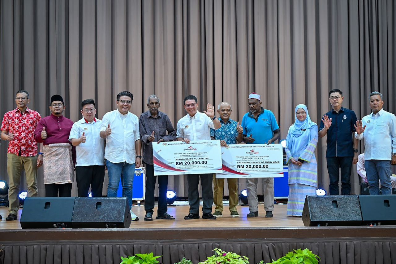 Kor Ming sumbangan masjid Teluk Intan Nga Kor Ming Teluk Intan, sumbangan masjid Perak, bantuan masjid Aidilfitri, DAP komuniti Malaysia, peruntukan masjid Teluk Intan, program Aidilfitri Perak, bantuan kerajaan tempatan, hubungan kaum Malaysia