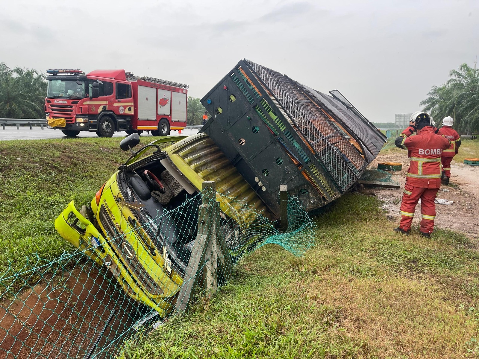 lori ayam terbalik Beruas kemalangan WCE Beruas, lori terbabas Lebuhraya Pesisiran Pantai Barat, dua maut kemalangan Perak, JBPM Perak kemalangan, lori Hino terbalik, kemalangan jalan raya Beruas