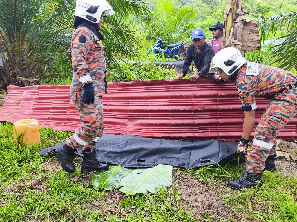 Pemandu maut, traktor mini angkut sawit terbalik dalam parit