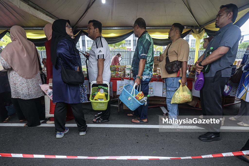 Antara yang menjadi tarikan pengunjung adalah jualan ayam serendah RM5 seekor pada waktu 'Happy Hour' sewaktu program itu berlangsung.