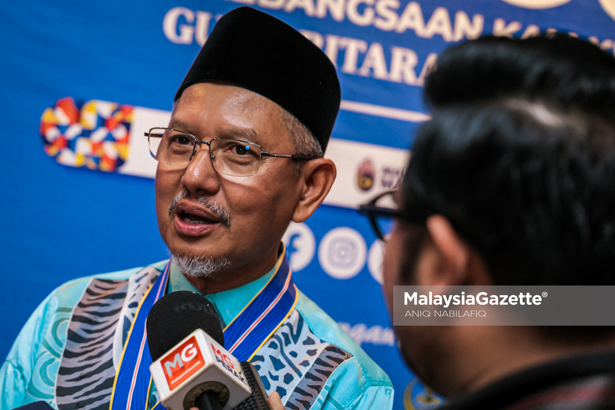 Guru Perlu Jiwa Besar dan Sabar Dalam Dunia Pendidikan, Kata Tokoh Guru Kebangsaan Alternative SEO Title: Abdul Rasid: Guru Mesti Sentuh Hati Murid, Bukan Sekadar Mengajar Silibus Focus Keyphrase: guru perlu jiwa besar dan sabar Related Keyphrases: Tokoh Guru Kebangsaan 2026, Abdul Rasid Bakar, Hari Guru Kebangsaan 2026, cabaran guru Malaysia, pendidikan Malaysia, guru SMK Tinggi Melaka, KPM pengiktirafan guru, motivasi guru, Anugerah Sekolah Terbaik Dunia