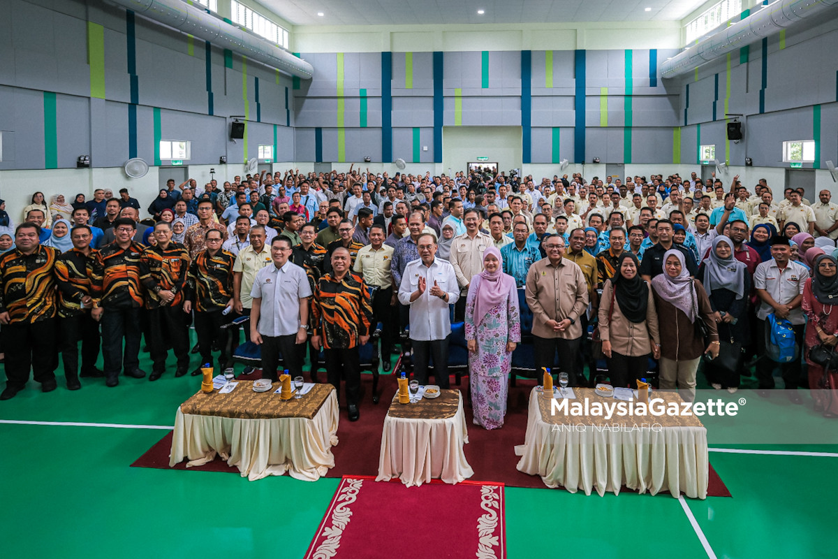 Kerajaan Lulus RM900 Juta Bina 6,000 Bilik Darjah Baharu Seluruh Negara Alternative SEO Title: Anwar Umum Tambahan RM900 Juta Untuk Tangani Kekurangan Bilik Darjah Sekolah Focus Keyphrase: peruntukan bilik darjah baharu RM900 juta Related Keyphrases: bilik darjah sekolah rendah Malaysia, Belanjawan 2026 pendidikan, Anwar Ibrahim pendidikan, Kementerian Pendidikan Malaysia, SST projek sekolah, kontraktor kecil Bumiputera G1 G4, pembangunan sekolah Malaysia, kapasiti murid Tahun Satu