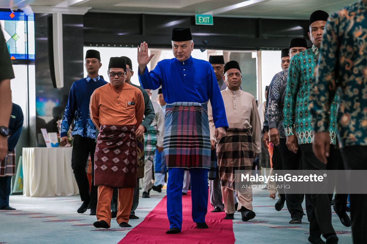 Sultan Nazrin Tunai Solat Jumaat Bersama Warga Pendidik Hari Guru: Sultan Nazrin Solat Jumaat Bersama 2,000 Jemaah Sultan Nazrin Berangkat Ke Masjid Negeri Sempena Hari Guru Sultan Nazrin Solat Jumaat Hari Guru Hari Guru Kebangsaan, Sultan Nazrin Muizzuddin Shah, Masjid Negeri Perak, warga pendidik Perak, khutbah Jumaat guru, JAIPk, MAIPk, guru berhikmah