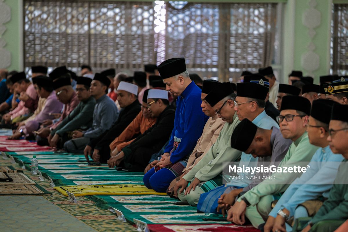 Sultan Nazrin Tunai Solat Jumaat Bersama Warga Pendidik Hari Guru: Sultan Nazrin Solat Jumaat Bersama 2,000 Jemaah Sultan Nazrin Berangkat Ke Masjid Negeri Sempena Hari Guru Sultan Nazrin Solat Jumaat Hari Guru Hari Guru Kebangsaan, Sultan Nazrin Muizzuddin Shah, Masjid Negeri Perak, warga pendidik Perak, khutbah Jumaat guru, JAIPk, MAIPk, guru berhikmah