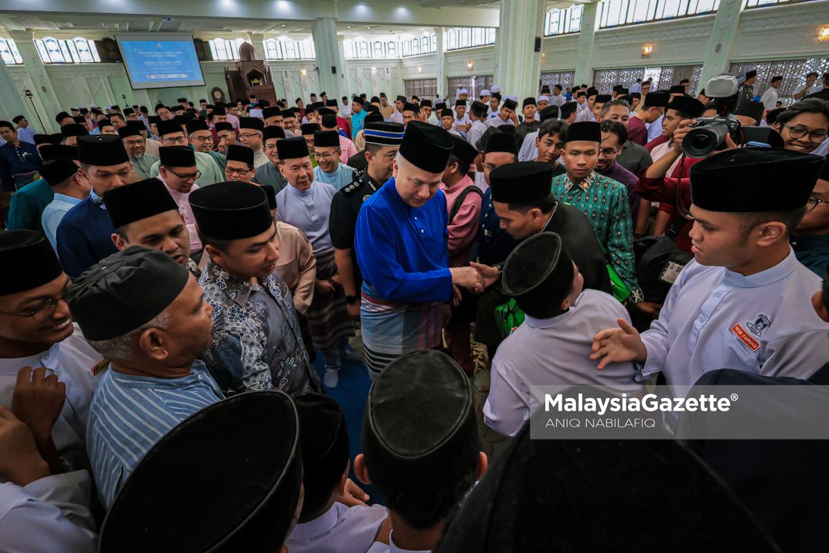 Sultan Nazrin Tunai Solat Jumaat Bersama Warga Pendidik Hari Guru: Sultan Nazrin Solat Jumaat Bersama 2,000 Jemaah Sultan Nazrin Berangkat Ke Masjid Negeri Sempena Hari Guru Sultan Nazrin Solat Jumaat Hari Guru Hari Guru Kebangsaan, Sultan Nazrin Muizzuddin Shah, Masjid Negeri Perak, warga pendidik Perak, khutbah Jumaat guru, JAIPk, MAIPk, guru berhikmah