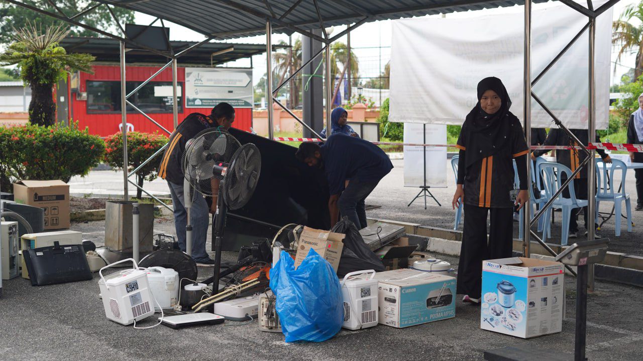Lebih 3.5 Tan E-Waste Berjaya Dikumpul di Pasir Salak Alternatif Tajuk SEO: Kolej Komuniti Pasir Salak kumpul lebih 3 tan sisa elektronik Program e-waste di Changkat Lada dapat sambutan ramai Kesedaran hijau meningkat, 3.5 tan e-waste dikumpulkan Focus Keyphrase: pengumpulan e-waste Pasir Salak Related Keyphrase: sisa elektronik Perak, program kelestarian alam sekitar, Kolej Komuniti Pasir Salak, pelupusan e-waste, budaya hijau komuniti