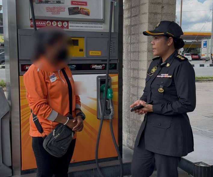 Stesen Minyak Ayer Tawar Disiasat Jual RON95 Kepada Kenderaan Asing KPDN Ambil Tindakan Isu RON95 Dijual Kepada Kenderaan Asing Video Tular: Stesen Minyak Di Ayer Tawar Disiasat KPDN RON95 kenderaan asing Ayer Tawar KPDN Perak, stesen minyak Ayer Tawar, jual RON95, kenderaan nombor asing, video tular RON95, Akta Kawalan Bekalan 1961, Kamaluddin Ismail, BUDI95
