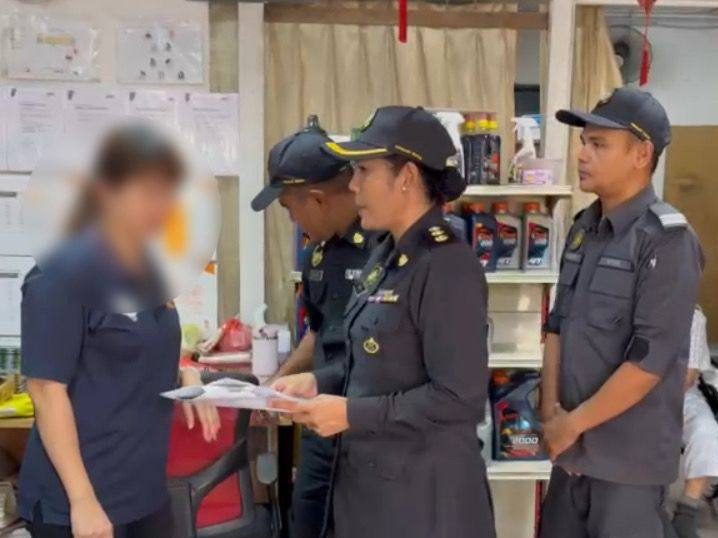 Stesen Minyak Ayer Tawar Disiasat Jual RON95 Kepada Kenderaan Asing KPDN Ambil Tindakan Isu RON95 Dijual Kepada Kenderaan Asing Video Tular: Stesen Minyak Di Ayer Tawar Disiasat KPDN RON95 kenderaan asing Ayer Tawar KPDN Perak, stesen minyak Ayer Tawar, jual RON95, kenderaan nombor asing, video tular RON95, Akta Kawalan Bekalan 1961, Kamaluddin Ismail, BUDI95