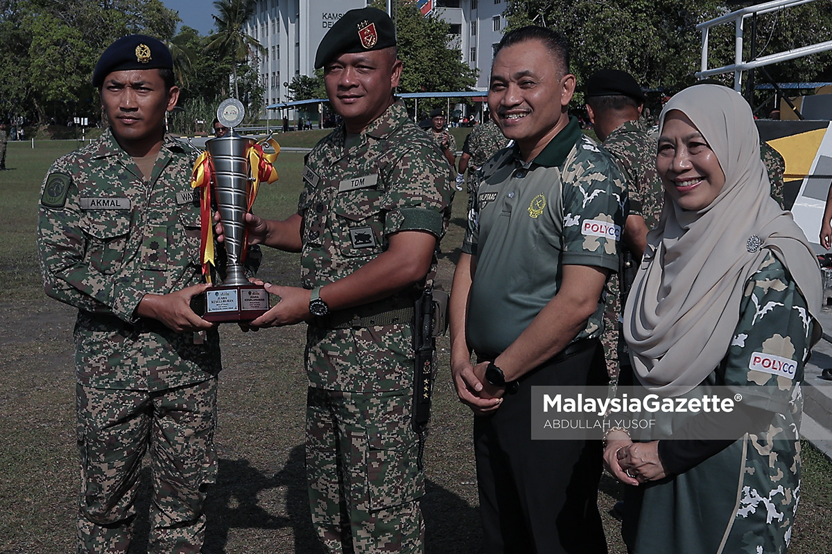 Graduan TVET sertai ketenteraan Keyphrase Synonyms: Penyertaan graduan TVET dalam ketenteraan Graduan TVET dalam Angkatan Tentera Malaysia TVET dan pertahanan negara Graduan teknikal sertai Askar Wataniah Pelajar TVET sertai pasukan ketenteraan Tenaga mahir TVET dalam ATM Graduan vokasional dalam sektor pertahanan TVET perkukuh keselamatan negara Related Keyphrases: Askar Wataniah Tentera Darat Malaysia MALPTAAC Siri Ke-17 Politeknik Ungku Omar Angkatan Tentera Malaysia Pertahanan negara Latihan ketenteraan pelajar