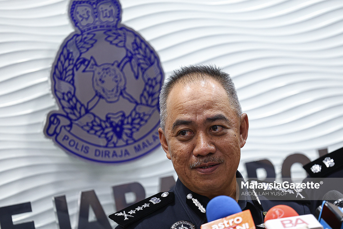 Polis tumpas sindiket pembekal telefon bimbit scammer Keyphrase Synonyms sindiket pembekal telefon bimbit scammer pembekal kad sim kepada scammer sindiket penipuan atas talian pembekal peralatan komunikasi scammer sindiket telefon bimbit dan kad sim Related Keyphrase Polis tahan tiga individu Sindiket penipuan atas talian Kad sim untuk scammer Serbuan JSJK Perak Peralatan komunikasi dirampas