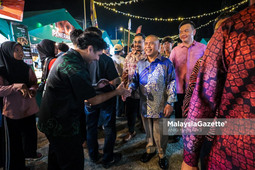 festival itu memberi peluang kepada usahawan tempatan memasarkan produk mereka, di samping menghidupkan aktiviti ekonomi bandar.