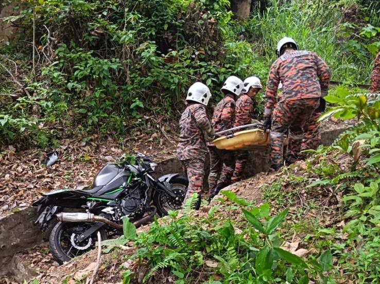 Penunggang motosikal maut terbabas ke gaung di Gerik Motosikal terbabas ke gaung 10 meter Kemalangan maut di Puncak Gerik Penunggang Kawasaki Z250 maut Kemalangan Lebuhraya Timur Barat JBPM Perak operasi menyelamat mangsa Lelaki maut kemalangan motosikal di Gerik
