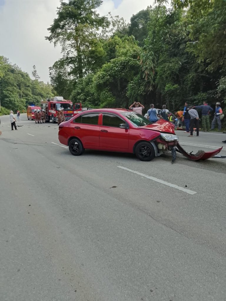 Wanita warga emas maut dua kereta bertembung
