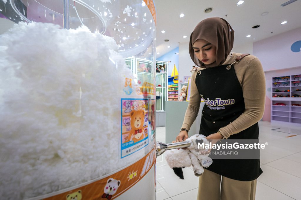 Aktiviti DIY rantai kunci 'pixel beads' antara tarikan Tinker Town