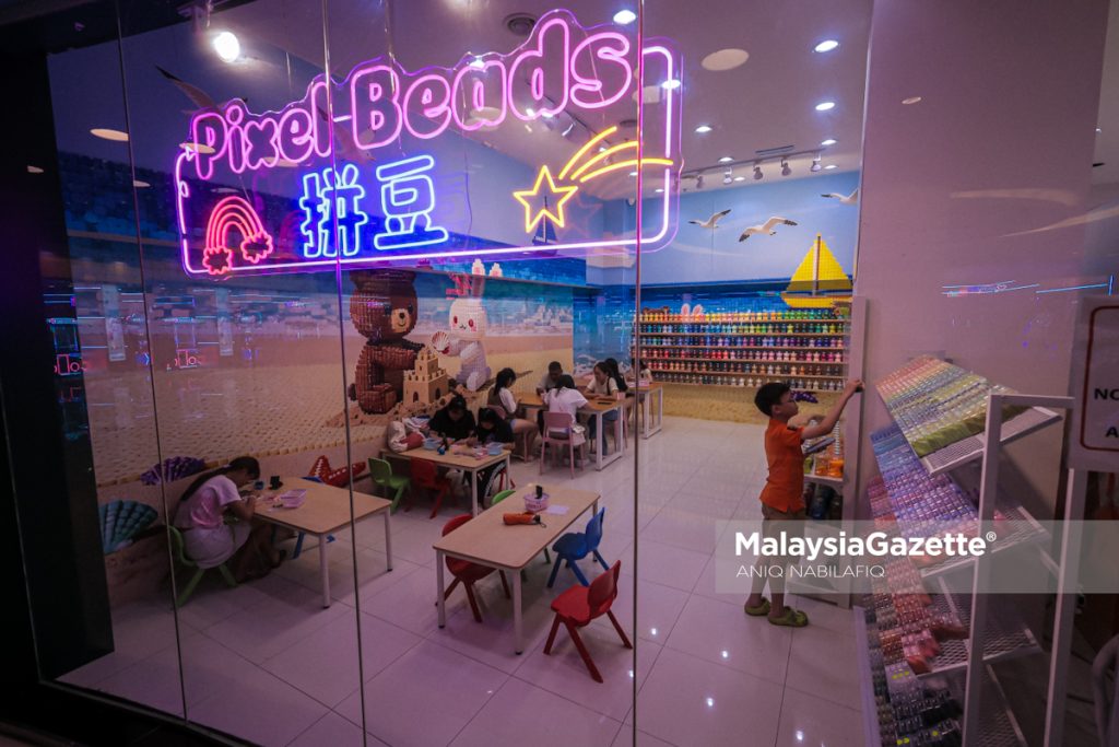 Aktiviti DIY rantai kunci 'pixel beads' antara tarikan Tinker Town