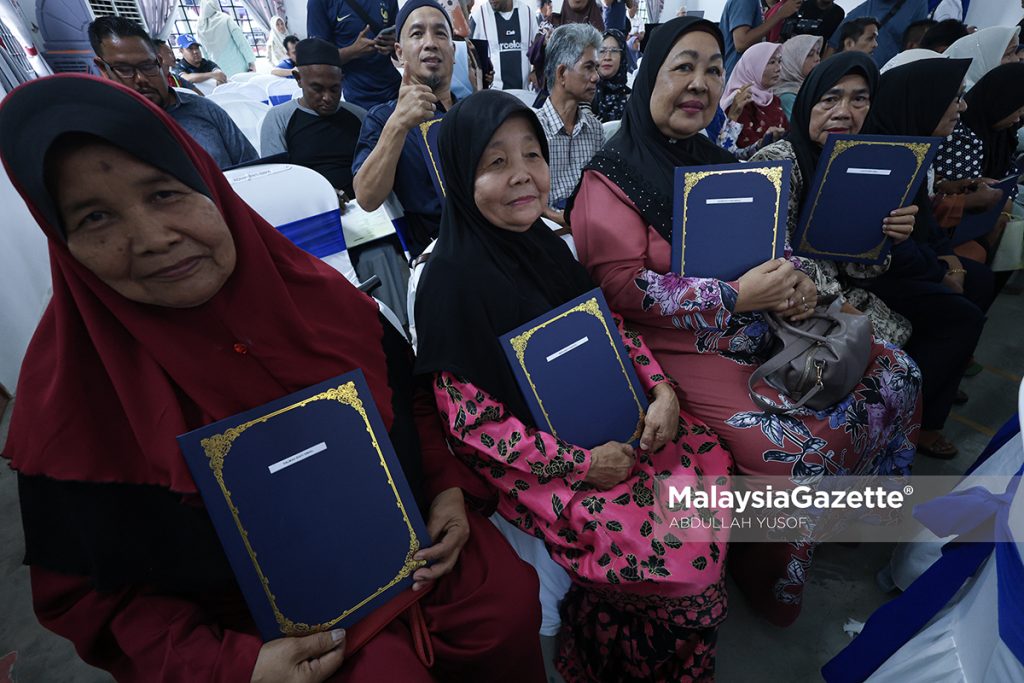 Penantian 28 tahun berakhir, peserta, waris FELCRA Seri Gala terima geran hak milik
