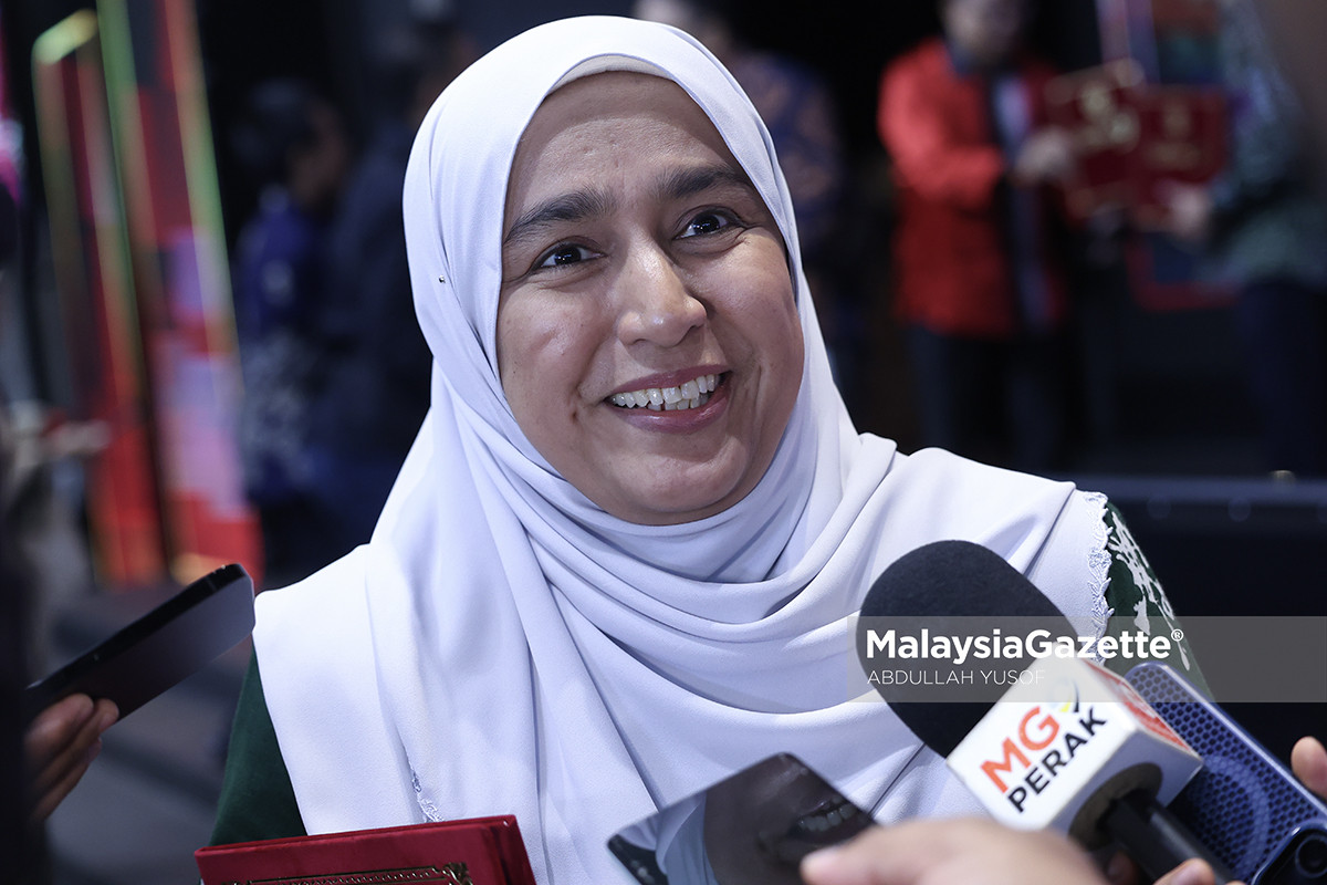 Sasterawan Negeri Perak Hafizah Iszahanid Keyphrase synonyms Hafizah Iszahanid Sasterawan Negeri Perak Hafizah Iszahanid Sasterawan Negeri Perak 2026 Penulis Hafizah Iszahanid Novelis Hafizah Iszahanid Related keyphrase (5) Penulisan kreatif sebagai terapi Hadiah Sastera Darul Ridzuan Hafizah Iszahanid wartawan Berita Harian Sasterawan Negeri Perak 2026 Anugerah Hadiah Sastera Darul Ridzuan Perak