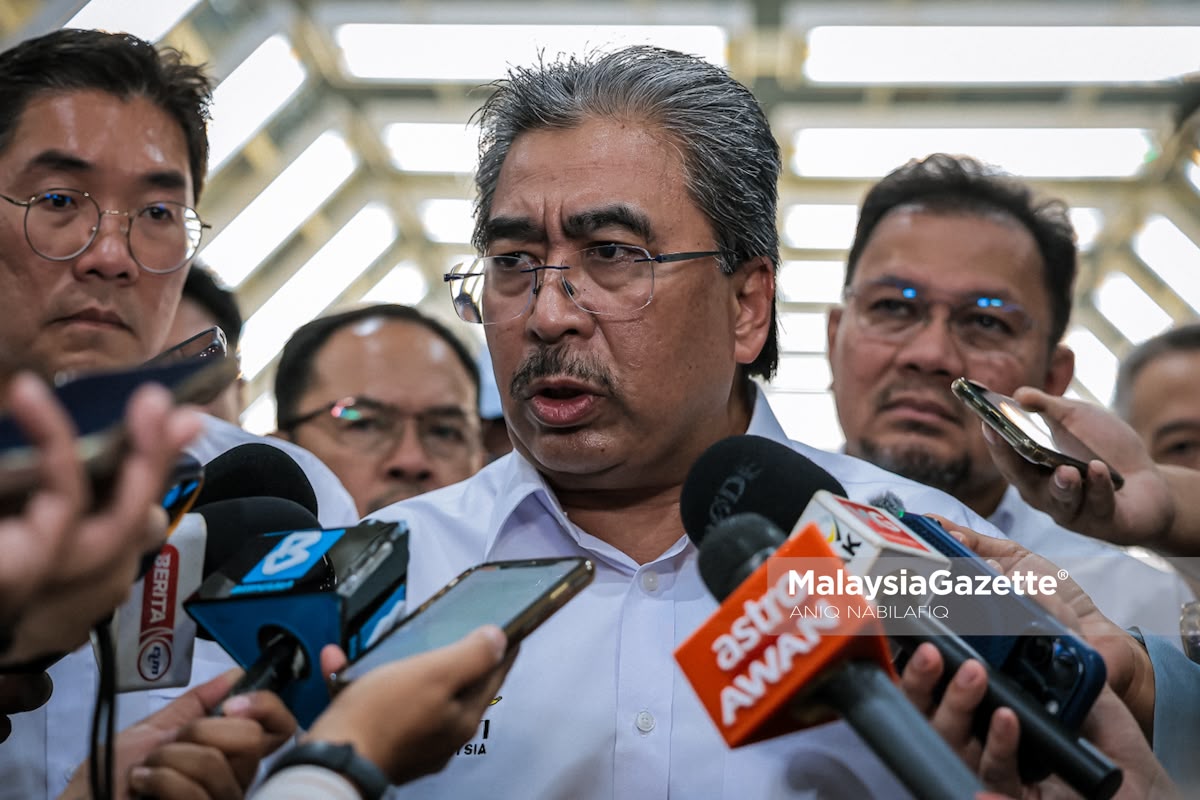 Pelaburan asing industri tempatan pelabur asing pelaburan asing Malaysia ekosistem industri tempatan pelaburan strategik pelaburan asing beri nilai tambah Johari Abdul Ghani pelaburan asing pelaburan asing industri automotif Malaysia Proton Geely industri automotif Proton e.MAS 7 PHEV CKD pelaburan asing PKS tempatan