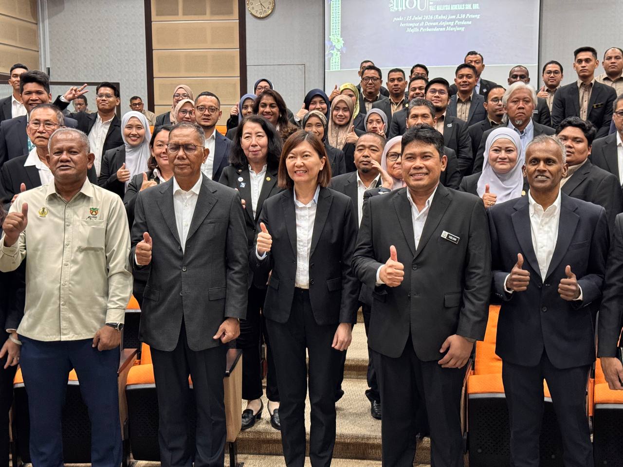 MoU Vale MPM RM8 juta Manjung Vale labur RM8 juta di Manjung Vale dan MPM meterai MoU pelaburan Vale Manjung pembangunan Manjung projek infrastruktur Manjung Related Keyphrases Vale Malaysia Manjung MPM dan Vale meterai MoU pelaburan RM8 juta Manjung projek infrastruktur awam Manjung Pelan Pembangunan Komuniti Vale