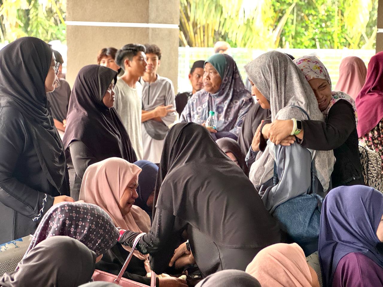 Bapa mangsa kemalangan Teluk Intan tuntut keadilan Keyphrase synonyms Bapa mangsa nahas Teluk Intan Keadilan buat mangsa Dania Arissa Atikah kemalangan Teluk Intan Bapa remaja maut tuntut keadilan Keluarga mangsa kemalangan maut Nahas dua remaja perempuan maut Related keyphrase (5) Dua remaja maut Teluk Intan Pemandu positif dadah Teluk Intan Kemalangan Jalan Padang Tembak Bapa mangsa tuntut hukuman setimpal Nahas maut Hilir Perak