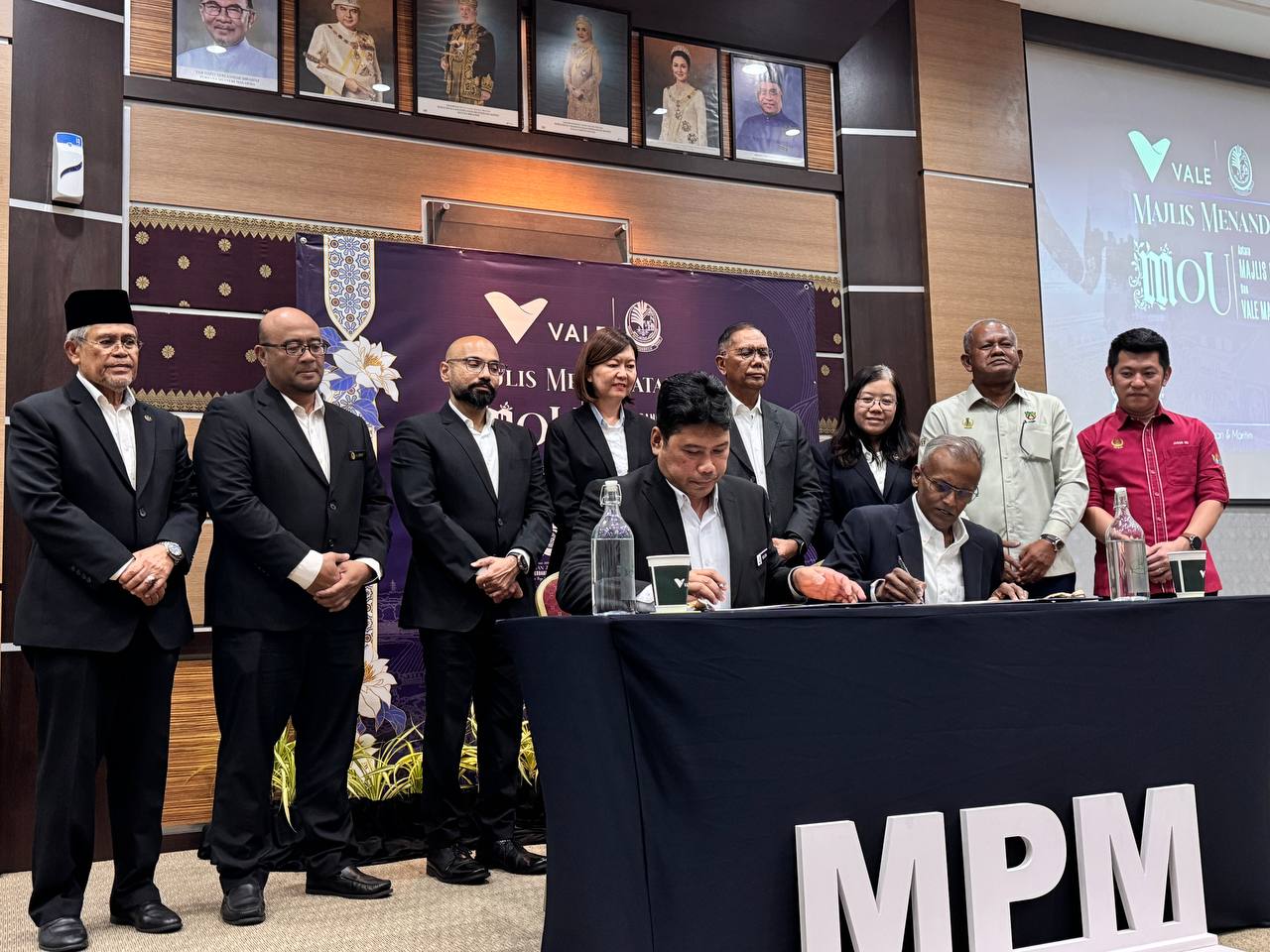MoU Vale MPM RM8 juta Manjung Vale labur RM8 juta di Manjung Vale dan MPM meterai MoU pelaburan Vale Manjung pembangunan Manjung projek infrastruktur Manjung Related Keyphrases Vale Malaysia Manjung MPM dan Vale meterai MoU pelaburan RM8 juta Manjung projek infrastruktur awam Manjung Pelan Pembangunan Komuniti Vale