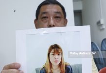 Bapa rayu bantu kesan anak hilang, disyaki jadi mangsa sindiket penipuan Anak hilang disyaki mangsa sindiket penipuan Keyphrase Synonyms Wanita hilang disyaki mangsa penipuan Anak perempuan hilang Mangsa sindiket penipuan Wanita hilang di Singapura Bapa rayu kesan anak hilang Related Keyphrase Bapa rayu bantu kesan anak hilang Wanita hilang sejak Oktober tahun lalu Anak hilang disyaki mangsa sindiket penipuan Polis siasat kes wanita hilang ADUN Menglembu bantu keluarga wanita hilang