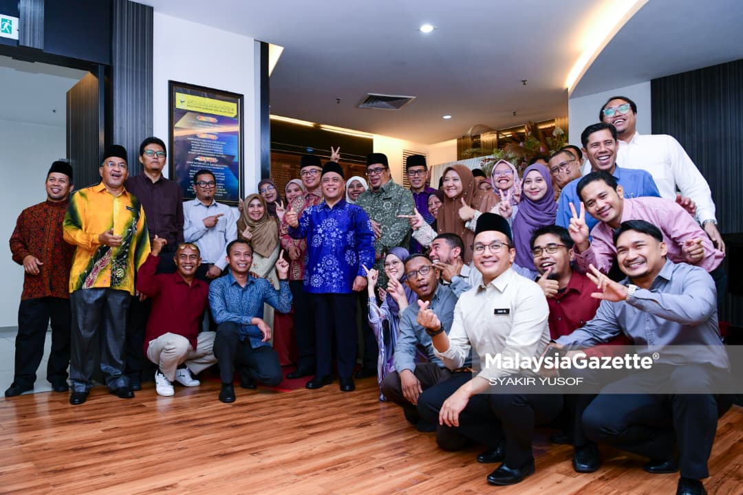 pendigitalan berteraskan syariah Keyphrase synonyms: pendigitalan pengurusan hal ehwal Islam, teknologi berteraskan syariah, pendigitalan institusi agama, teknologi dalam pengurusan Islam, pendigitalan urusan agama 5 Related keyphrases: Saarani Mohamad pendigitalan syariah teknologi dalam pengurusan hal ehwal Islam AI berteraskan syariah JAIPk pendigitalan pembantu maya berteraskan syariah