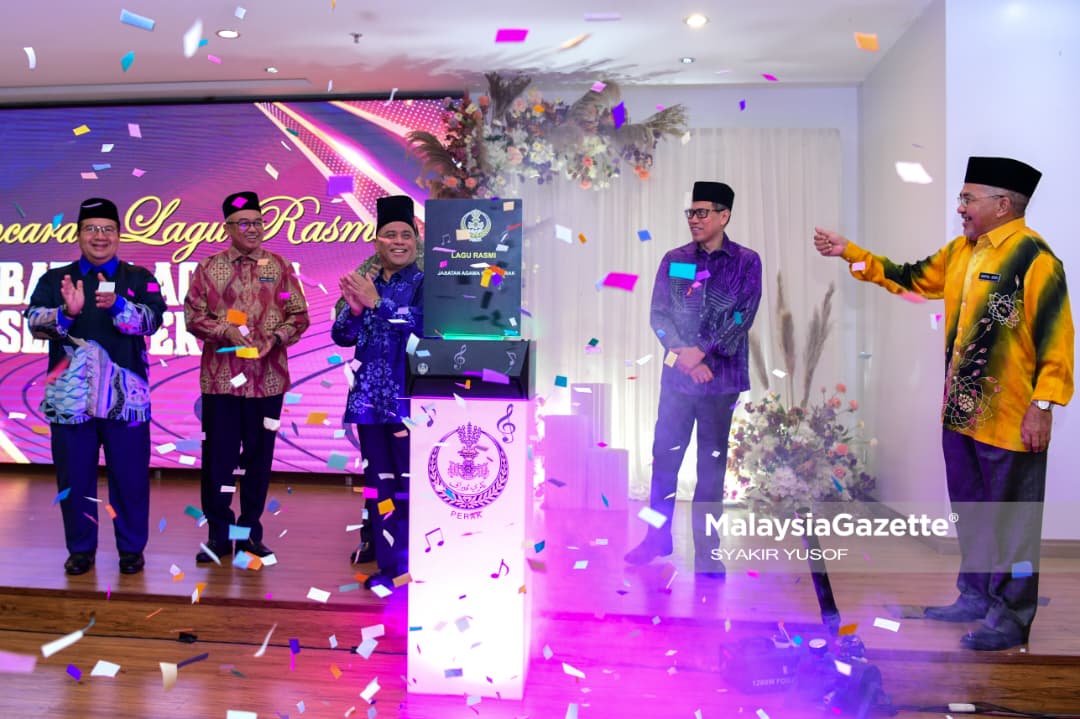 pendigitalan berteraskan syariah Keyphrase synonyms: pendigitalan pengurusan hal ehwal Islam, teknologi berteraskan syariah, pendigitalan institusi agama, teknologi dalam pengurusan Islam, pendigitalan urusan agama 5 Related keyphrases: Saarani Mohamad pendigitalan syariah teknologi dalam pengurusan hal ehwal Islam AI berteraskan syariah JAIPk pendigitalan pembantu maya berteraskan syariah