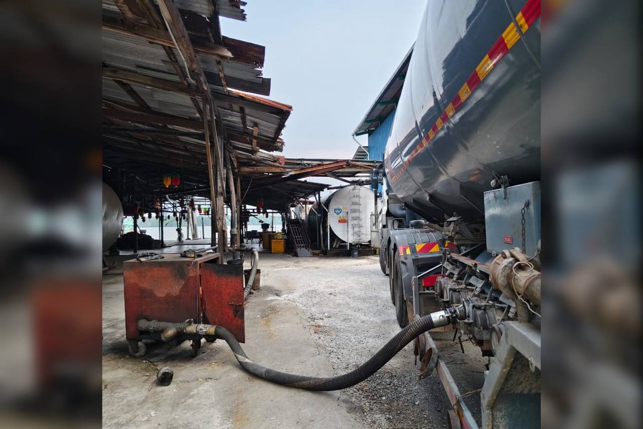 penyelewengan diesel subsidi nelayan Keyphrase synonyms: seleweng diesel subsidi nelayan, diesel bersubsidi nelayan diseleweng, penyelewengan diesel bersubsidi, kes diesel subsidi nelayan, KPDN tumpas penyelewengan diesel 5 Related keyphrases: KPDN tumpas penyelewengan diesel subsidi rampasan diesel subsidi RM599,058 32,760 liter diesel subsidi disita diesel subsidi nelayan Hutan Melintang Op Tiris 4.0 KPDN Perak