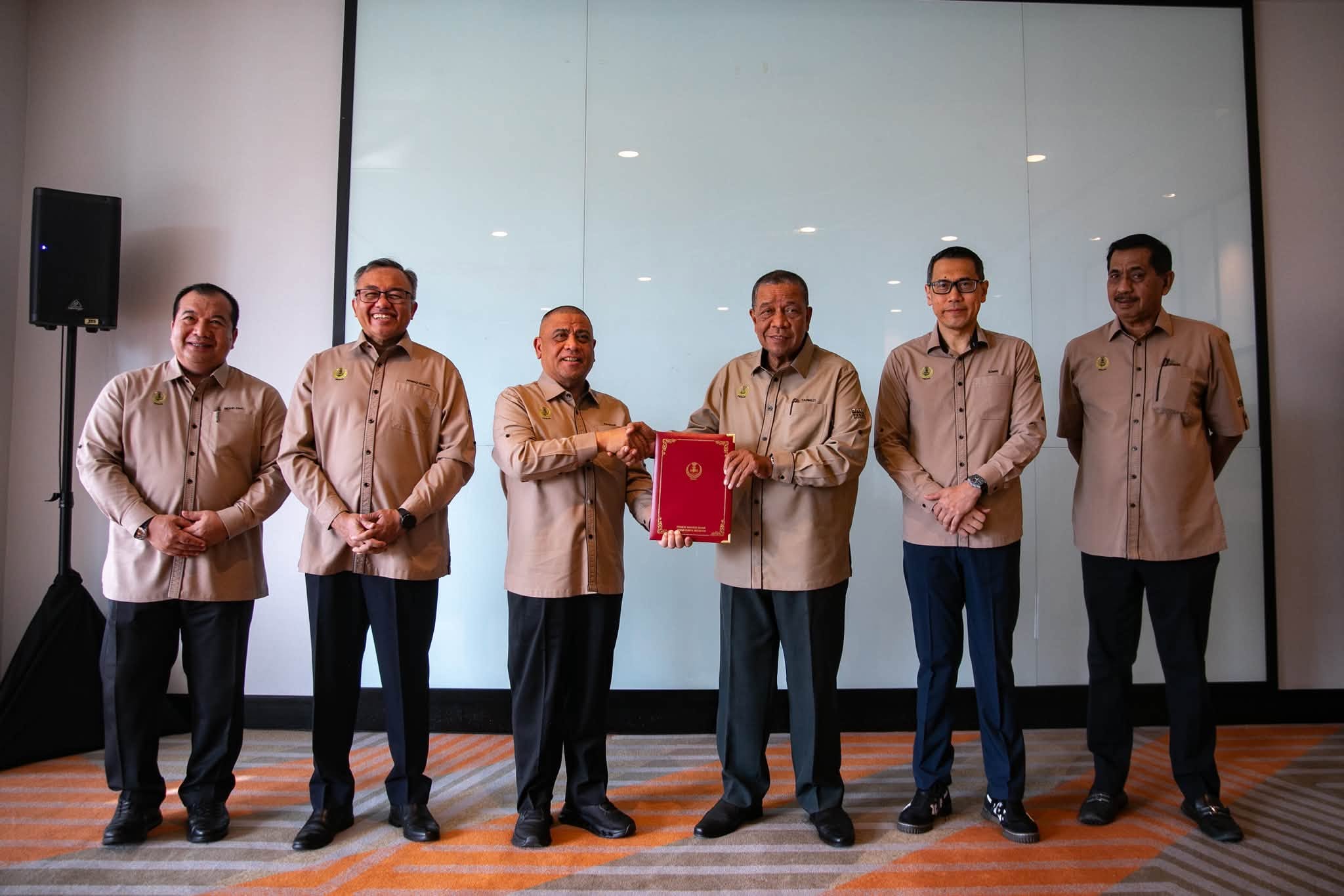 Mohd Tarmizi Idris Setiausaha Politik MB Perak Keyphrase synonyms: Datuk Mohd Tarmizi Idris dilantik Setiausaha Politik, bekas ADUN Kenering Setiausaha Politik MB Perak, Setiausaha Politik Menteri Besar Perak, pelantikan Setiausaha Politik MB Perak Related keyphrase: Mohd Tarmizi Idris dilantik bekas ADUN Kenering Setiausaha Politik Saarani Mohamad Menteri Besar Perak pelantikan politik Perak
