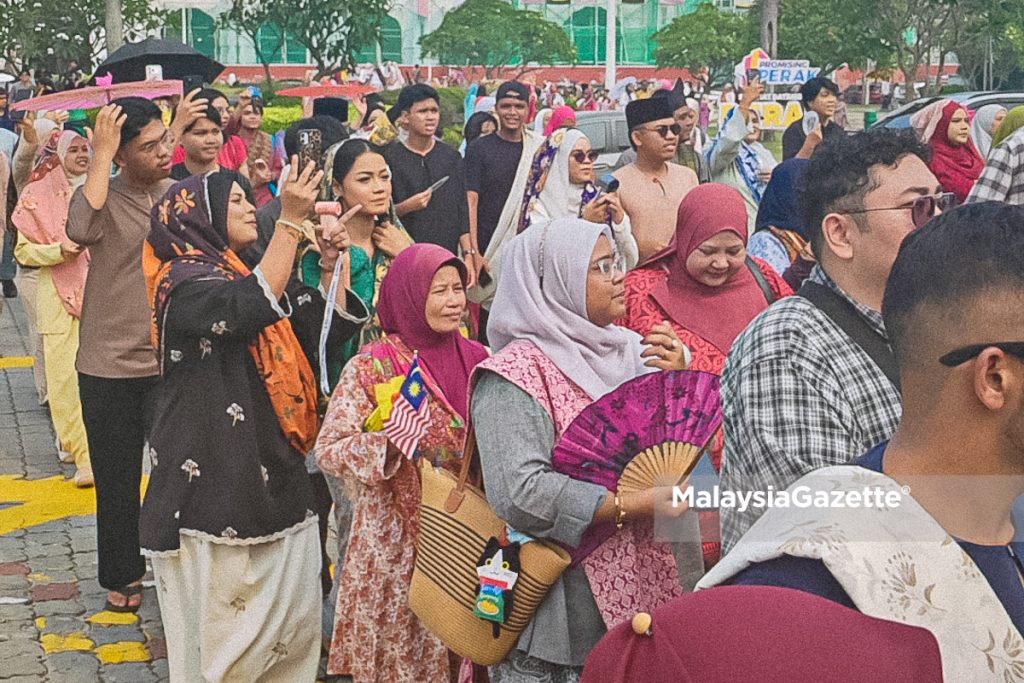 Keretapi Sarong: Pinjam busana tradisional Bidayuh jiran, perkenal budaya Sarawak