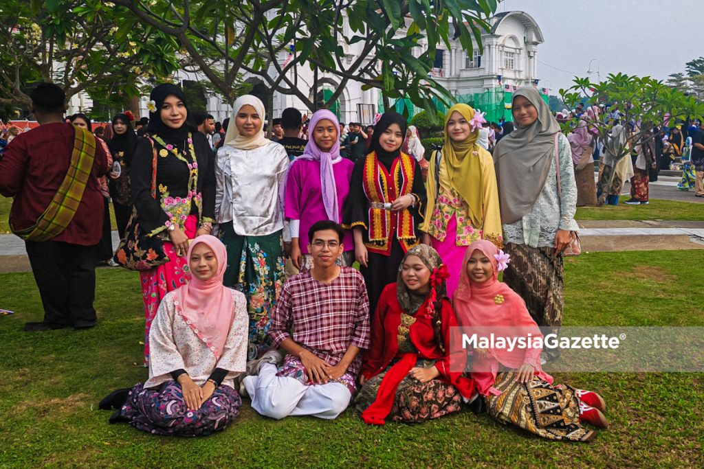 2,000 peserta warnai Keretapi Sarong Ipoh dengan busana tradisional Malaysia