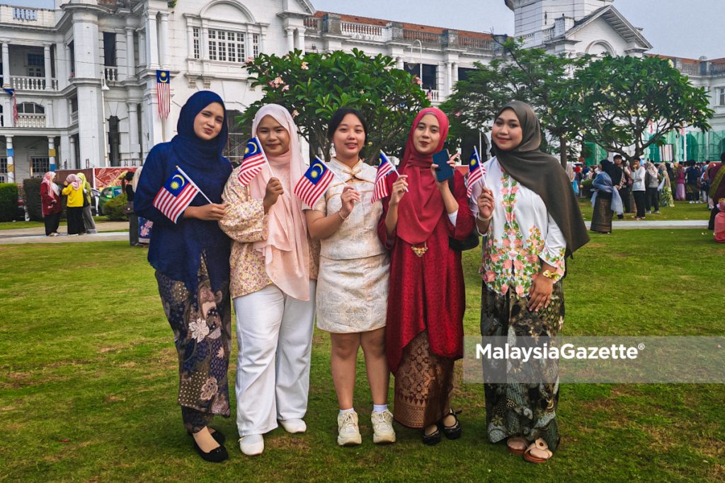 Keretapi Sarong: Pinjam busana tradisional Bidayuh jiran, perkenal budaya Sarawak