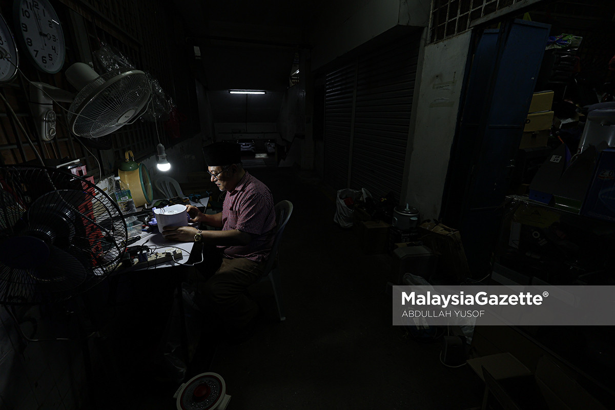 membaiki barangan elektrik lama Keyphrase synonyms: baiki barangan elektrik lama, membaiki peralatan elektrik lama, servis barangan elektrik lama, perkhidmatan membaiki barangan elektrik Related keyphrases: perniagaan selepas bersara kedai baiki barangan elektrik Ipoh membaiki kipas dan radio lama peluang perniagaan TVET barangan elektrik antik