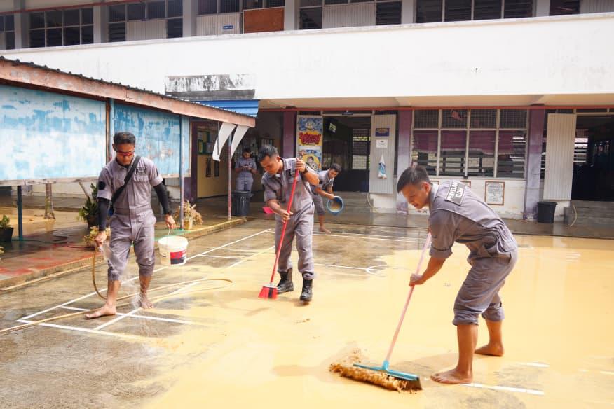 TLDM turun padang bantu penduduk terjejas banjir kilat di Pangkor
