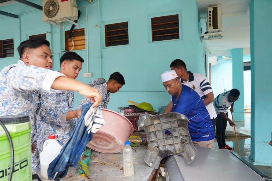 TLDM turun padang bantu penduduk terjejas banjir kilat di Pangkor