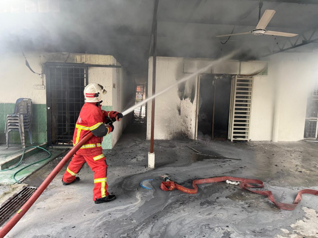 Dewan Masjid Solatiah di Rapat Setia terbakar