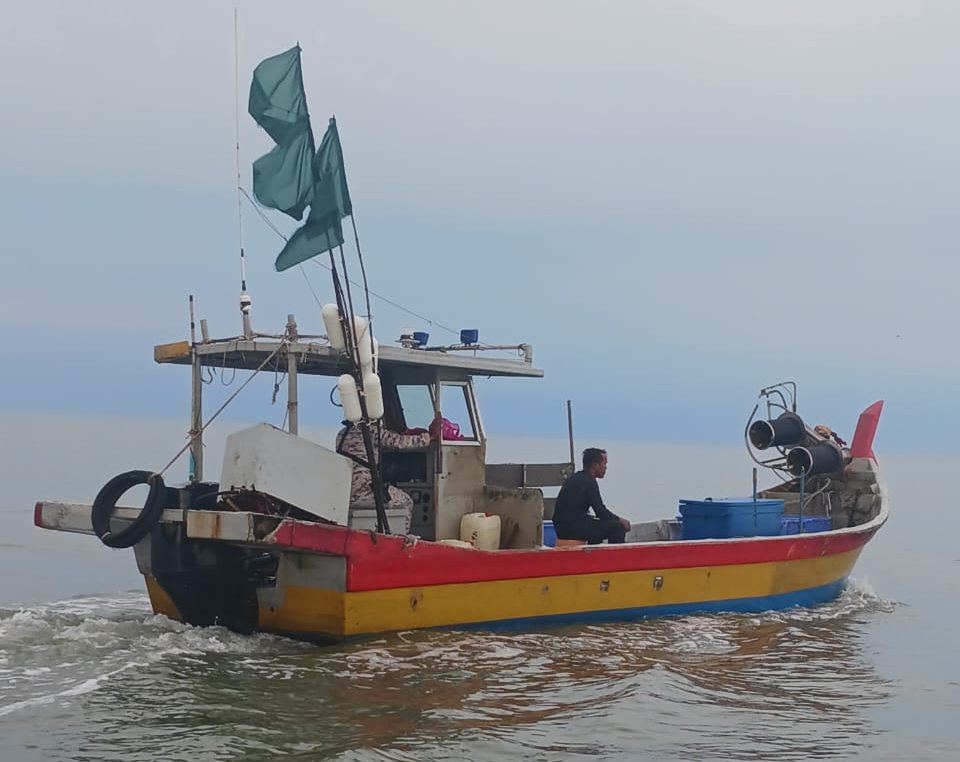 Bot tiada pendaftaran Keyphrase synonyms: Bot fiber tanpa pendaftaran, warga Myanmar ditahan, pencerobohan perairan Perak, penangkapan ikan haram Related keyphrases (5): Tiga warga Myanmar ditahan Maritim Malaysia Kuala Kurau Bubu naga haram Kesalahan perikanan dan imigresen Penguatkuasaan maritim Perak