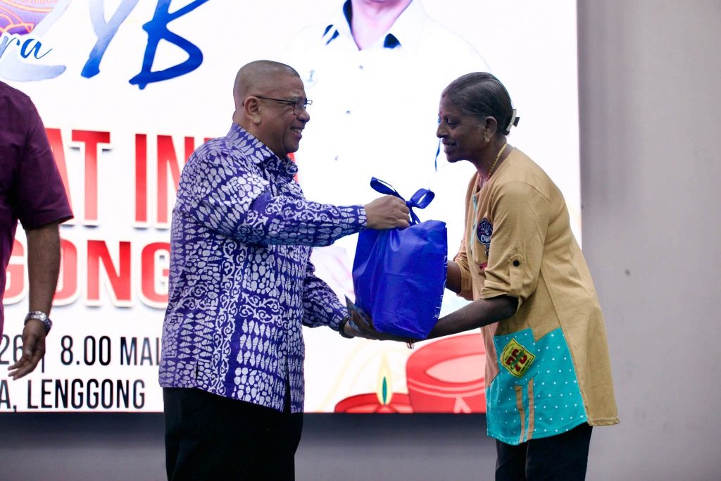 Saarani santuni komuniti India di Lenggong, sampaikan sumbangan sempena Deepavali