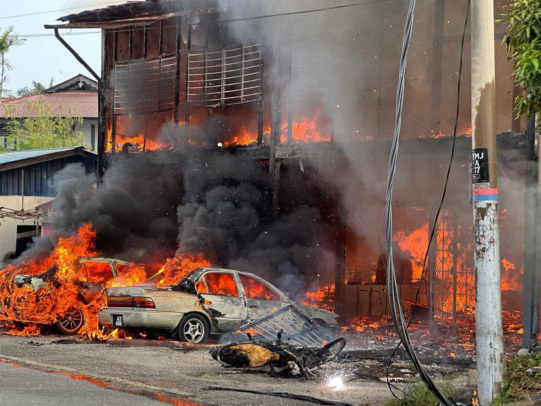 kebakaran rumah di Sitiawan dua beradik maut kebakaran, kebakaran di Kampung Koh Sitiawan, kebakaran rumah di Kampung Koh, kebakaran maut di Sitiawan dua beradik perempuan maut dalam kebakaran kebakaran rumah di Sitiawan hari ini kebakaran Kampung Koh Sitiawan JBPM Perak kebakaran Sitiawan punca kebakaran rumah di Sitiawan